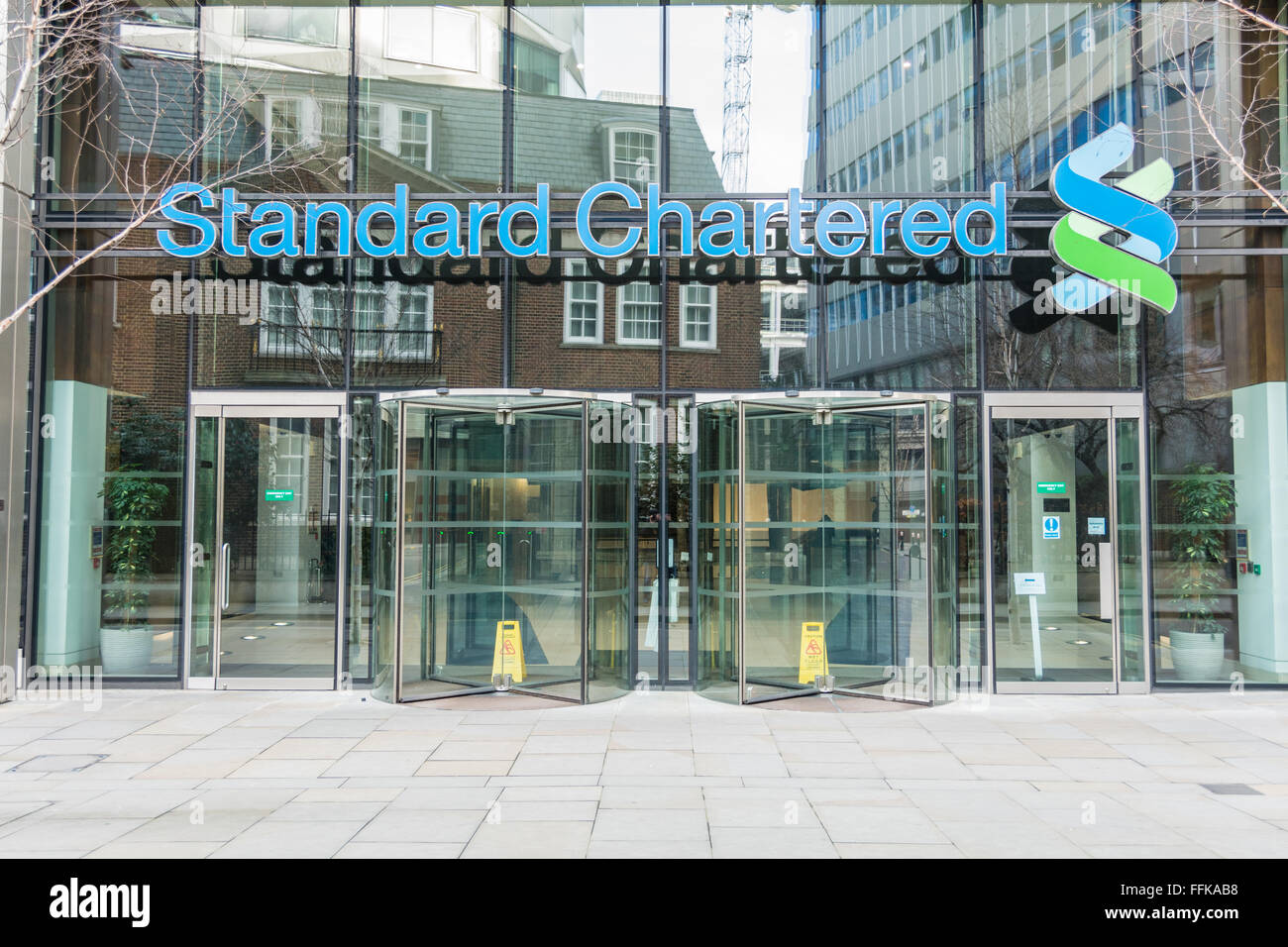 Esterno della sede della Standard Chartered Bank su Basinghall Avenue a Londra, Inghilterra, Regno Unito Foto Stock