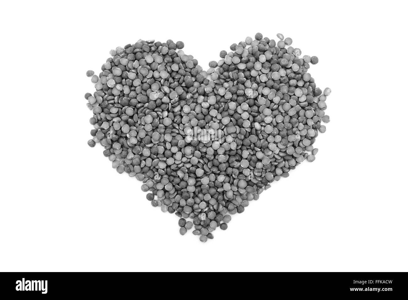 Piselli spezzati in una forma di cuore, isolata su uno sfondo bianco - elaborazione monocromatica Foto Stock