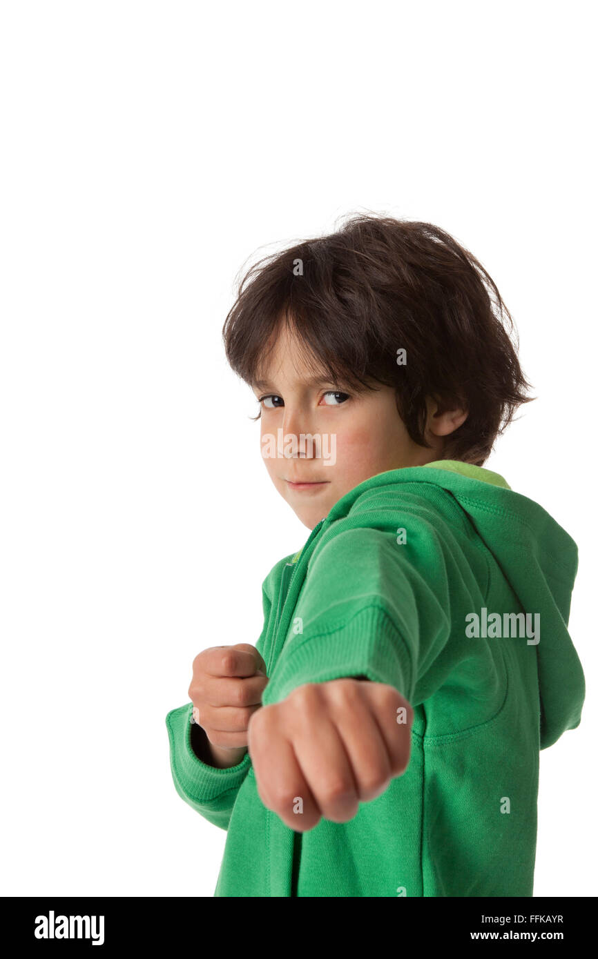 Little Boy in posizione di combattimento su sfondo bianco e lo spazio negativo per il testo Foto Stock