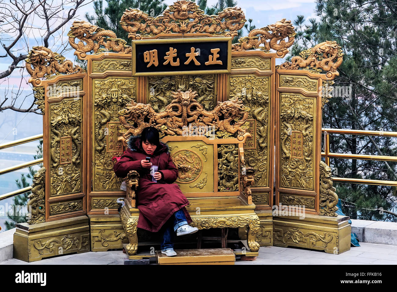 Utilizzando un dispositivo mobile dal Parco Jingshan Pechino CINA Foto Stock