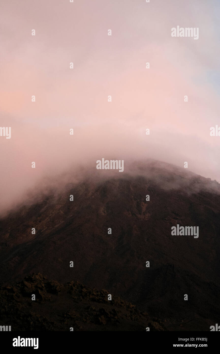 Antigua, Guatemala. Il picco di Volcan de Agua oscurato dal basso il cloud. Foto Stock