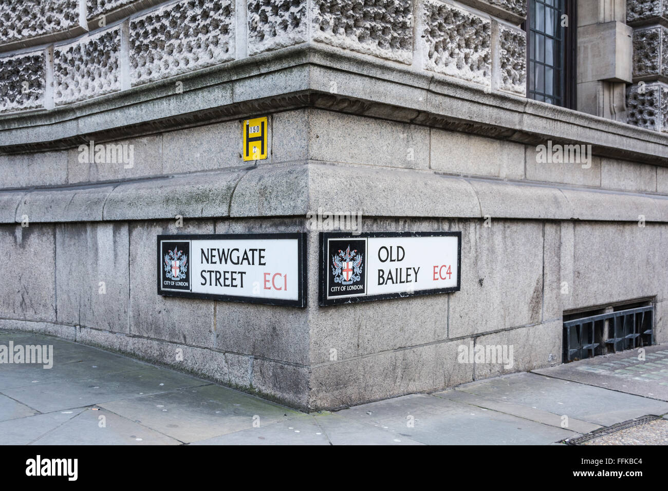 Segnaletica stradale City of London fuori dall'Old Bailey, Tribunale penale centrale e sede dell'ex prigione di Newgate a Londra, Inghilterra, Regno Unito Foto Stock