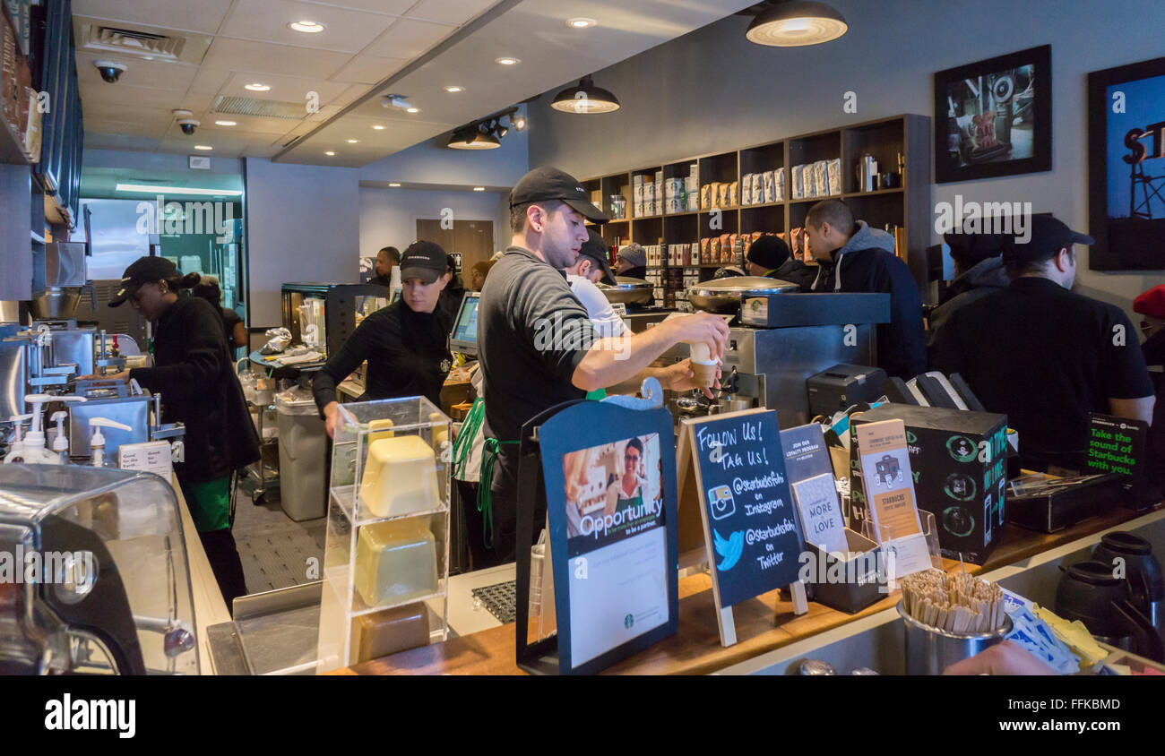 Un barista prepara un caffè in un affollato Starbucks in Queens a New York Sabato, 13 febbraio 2016. (© Richard B. Levine) Foto Stock