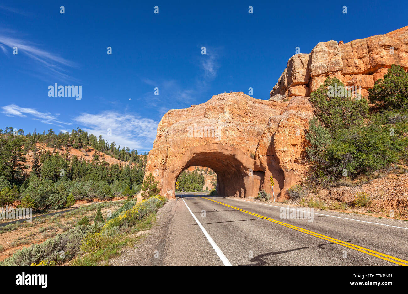 Arco tunnel stradale sulla strada per il Parco Nazionale di Bryce Canyon, Utah, Stati Uniti d'America. Foto Stock