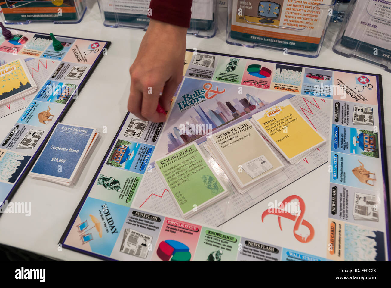 Tori & Orsi alfabetizzazione finanziaria gioco di bordo al 113North American International Toy Fair di il Jacob Javits Convention Center di New York di Domenica, 14 febbraio 2016. Il gioco cerca di insegnare alfabetizzazione finanziaria. (© Richard B. Levine) Foto Stock