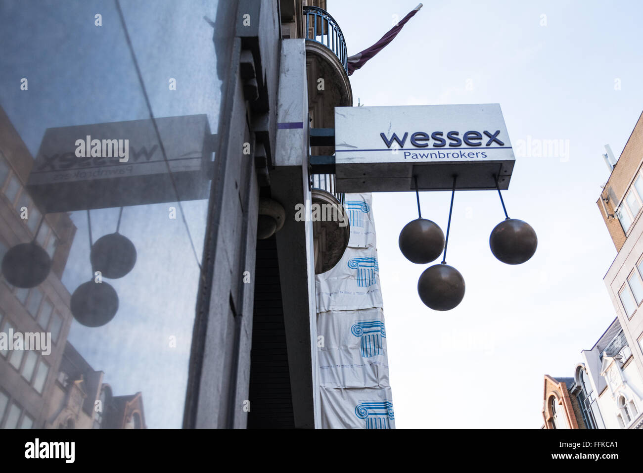 Esterno del Pawnbrokers sul Fleet Street a Londra, Inghilterra, Regno Unito, Europa Foto Stock