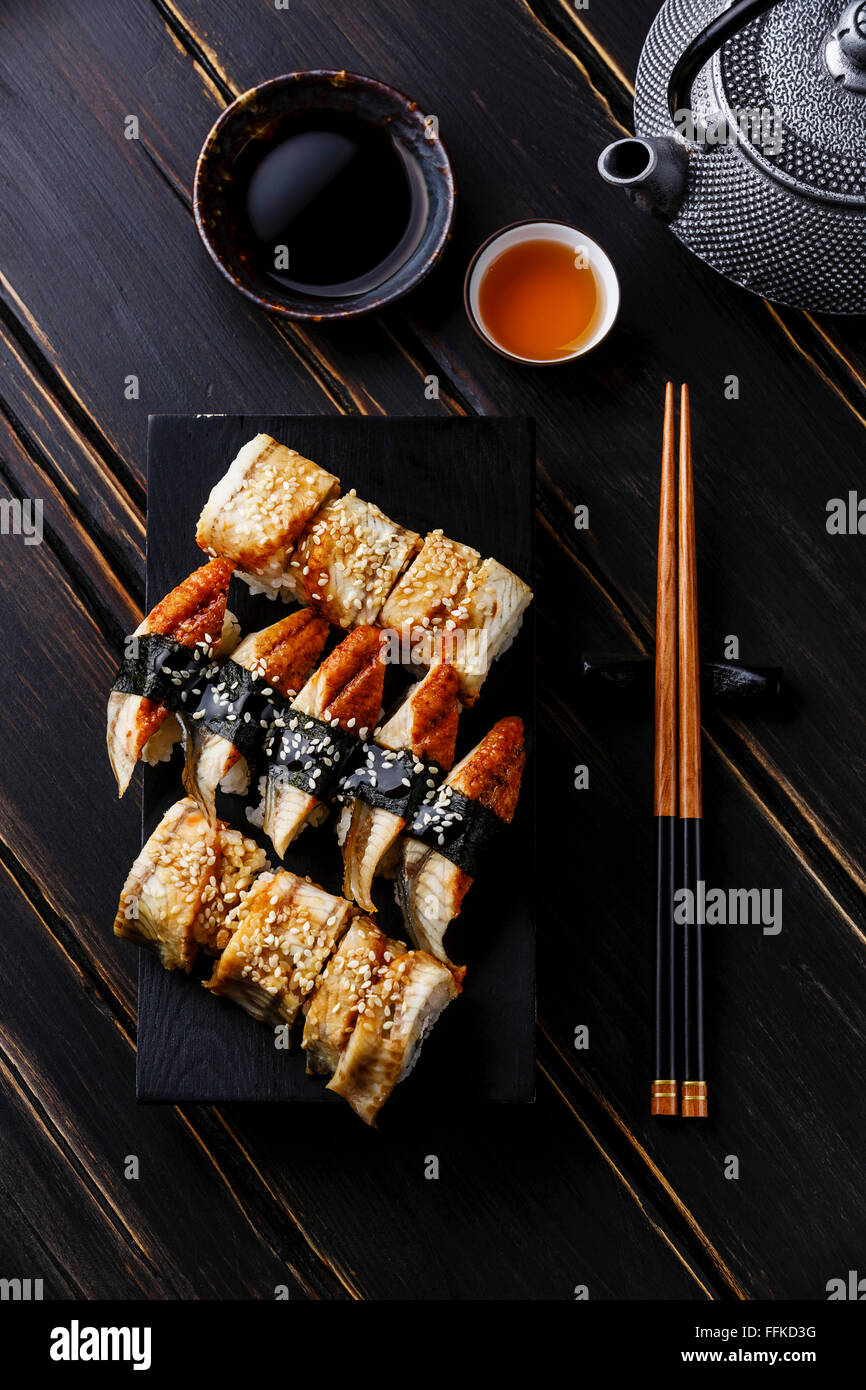 Anguilla Set Sushi nigiri e panini serviti su sfondo nero Foto Stock