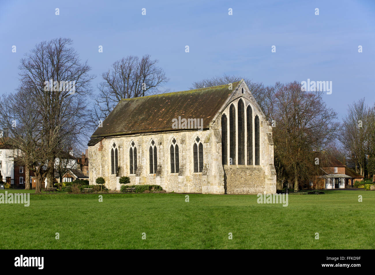 Chichester Guildhall in Priory Park. Architettura francescana nella città romana West Sussex Regno Unito. Prese su un croccante di inverni di giorno. Foto Stock