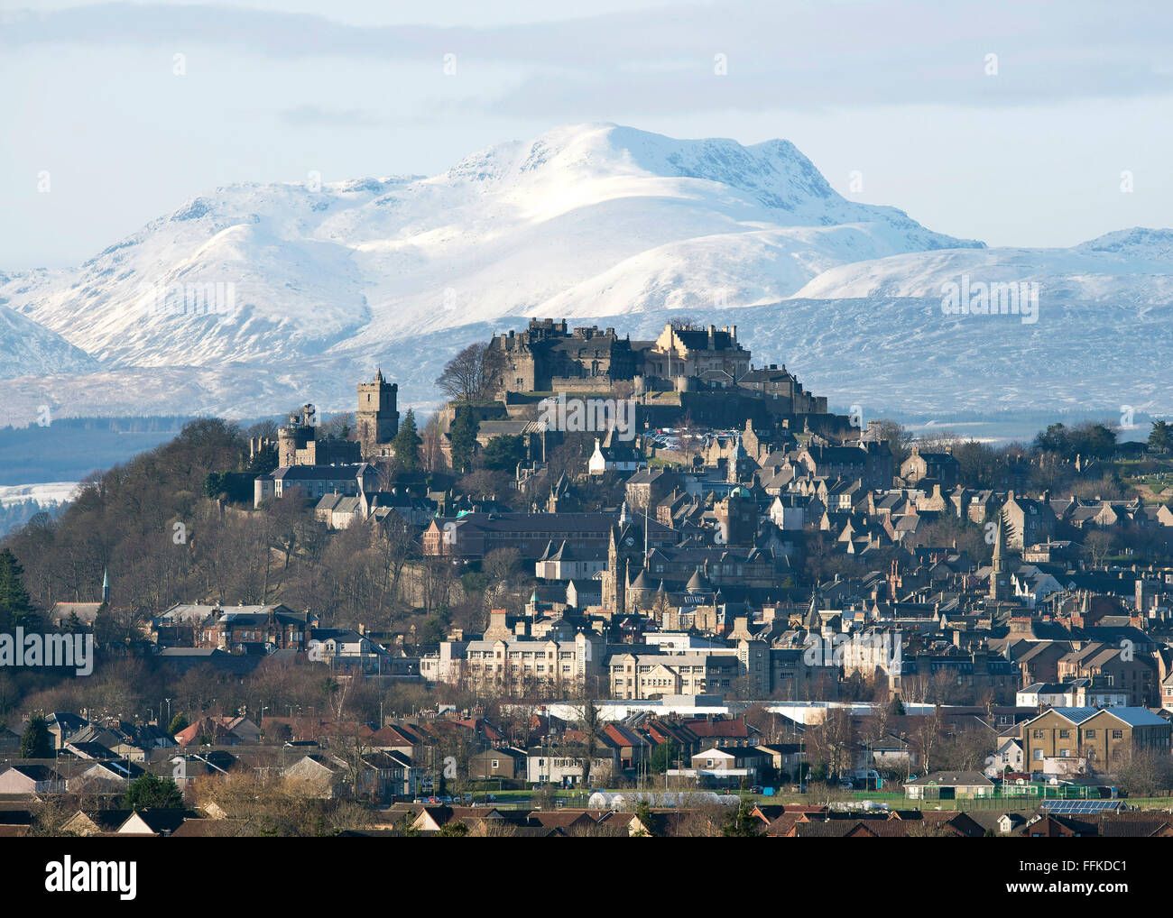 Il 15 febbraio 2016. Il Castello di Stirling e la città di Stirling, in Scozia con montagne coperte di neve (Stuc un Chroin ) in distanza. Foto Stock