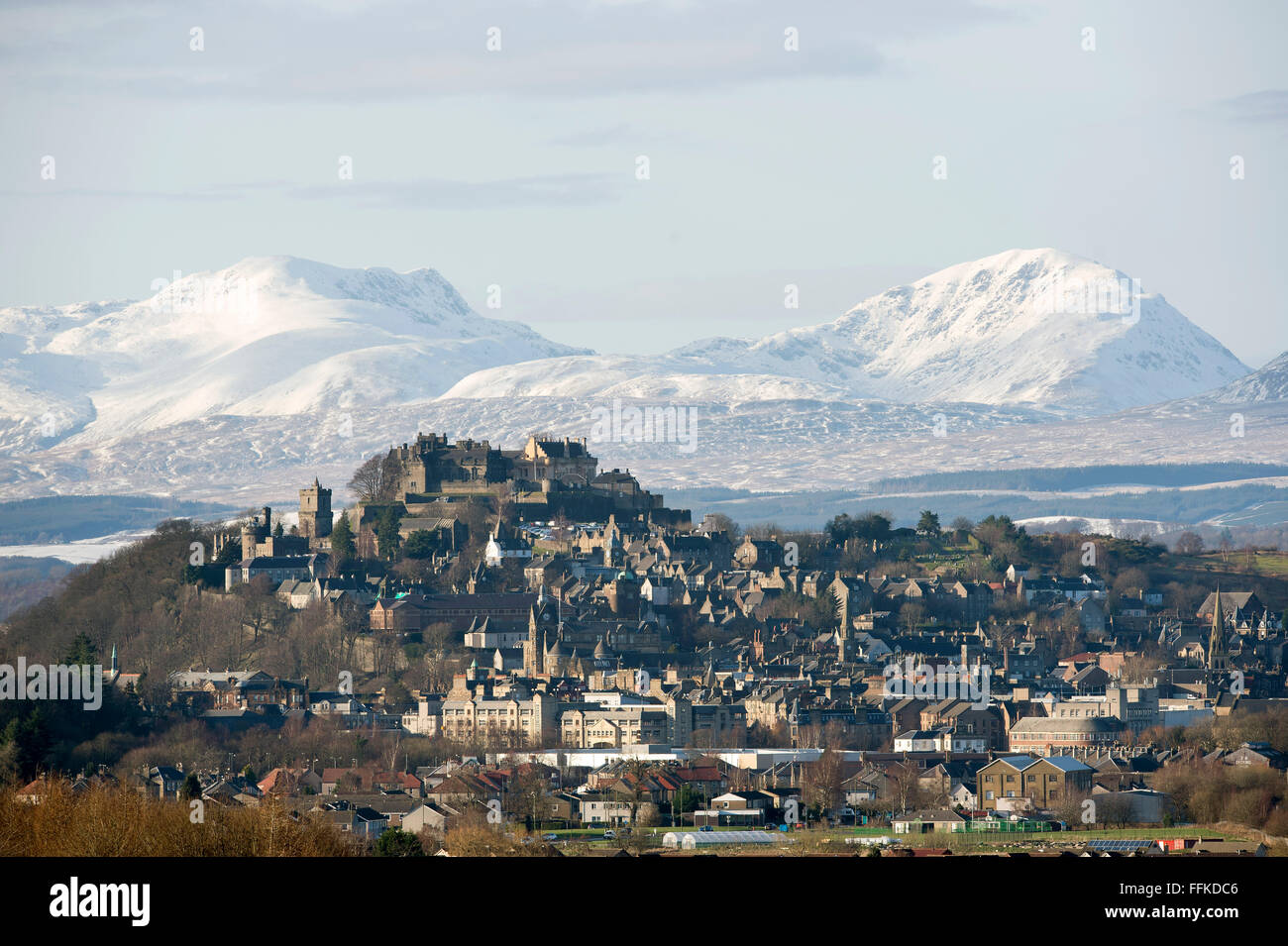 Il 15 febbraio 2016. Il Castello di Stirling e la città di Stirling, in Scozia con coperta di neve Stuc un Chroin e Ben Vorlich in distanza. Foto Stock