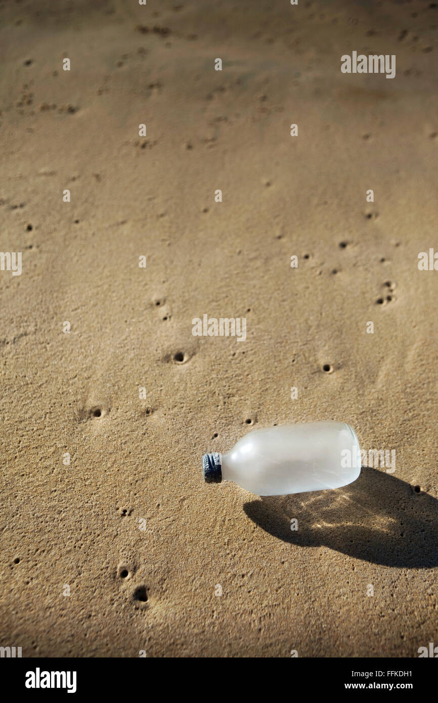 La bottiglia di plastica su una spiaggia nel sud-ovest della Francia Foto Stock