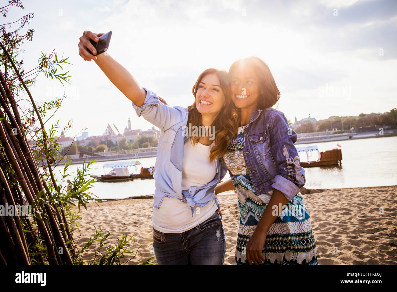 Donna e ragazza tenendo un selfie con lo smartphone Foto Stock