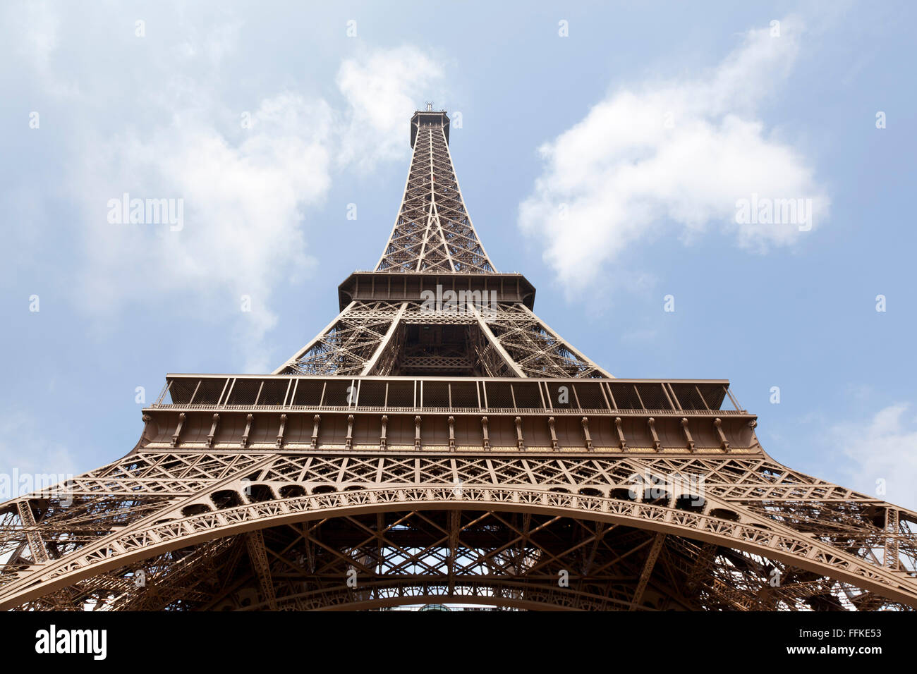 Torre Eiffel visto da sotto Parigi Francia Foto Stock