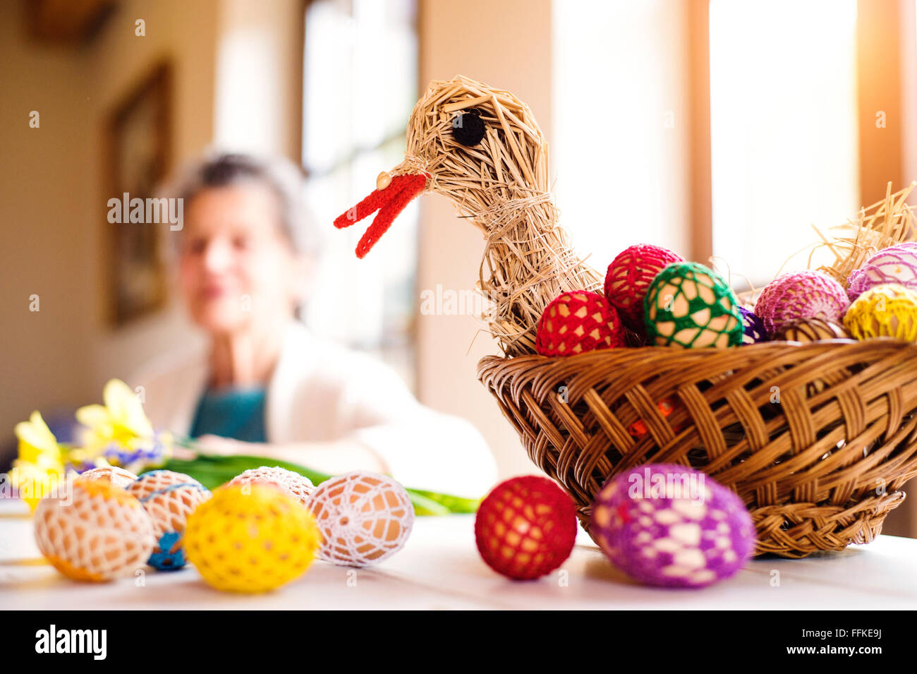 Cestino con uova di Pasqua e gallina in senior donna house Foto Stock