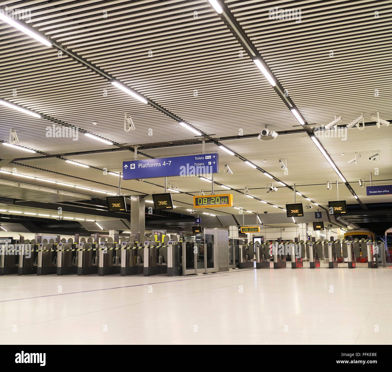 London city Cannon Street Stazione ferroviaria interno con cancelli a piattaforme Foto Stock