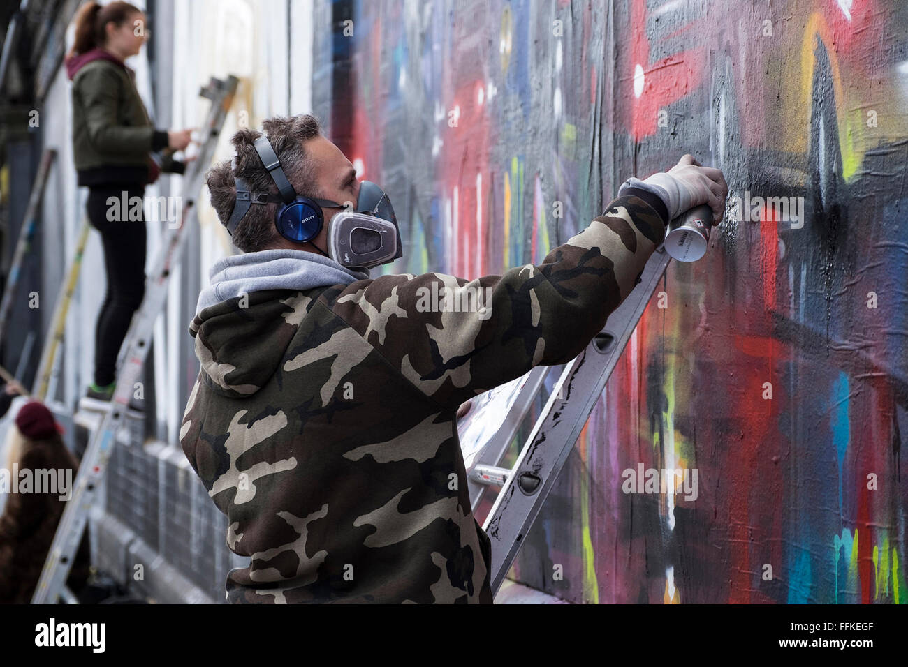 Londra, Regno Unito. Il 15 febbraio 2016. Graffiti artist Dan Kitchener ( DANK ) al lavoro sul suo ultimo pezzo in Shoreditch, Londra 15/02/2016 Credit: Gary Mather/Alamy Live News Foto Stock