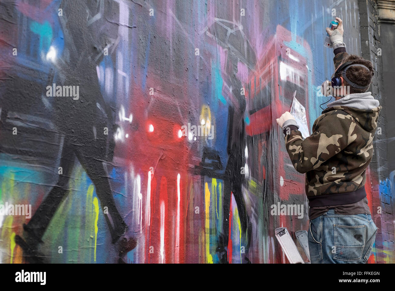 Londra, Regno Unito. Il 15 febbraio 2016. Graffiti artist Dan Kitchener ( DANK ) al lavoro sul suo ultimo pezzo in Shoreditch, Londra 15/02/2016 Credit: Gary Mather/Alamy Live News Foto Stock