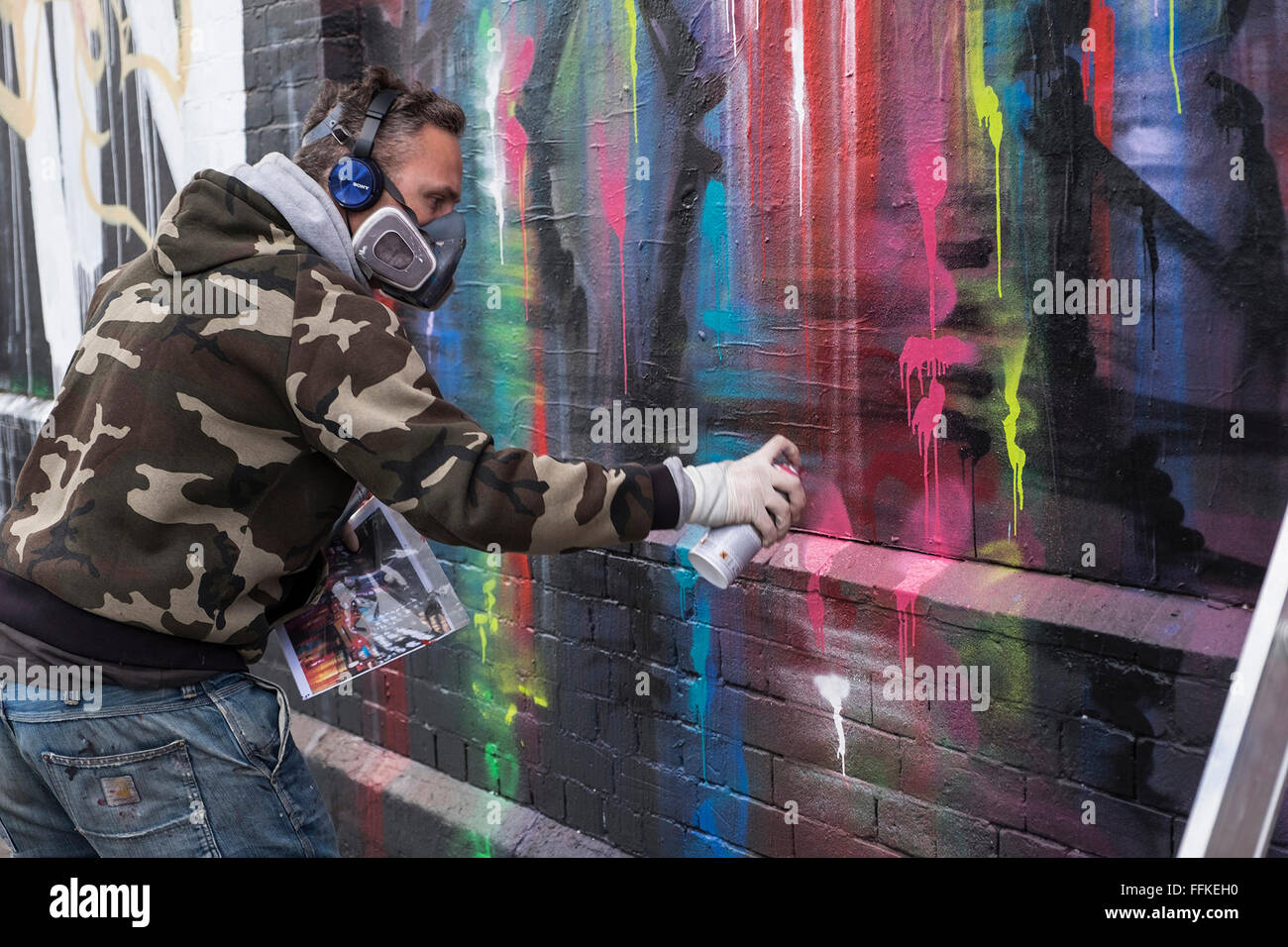 Londra, Regno Unito. Il 15 febbraio 2016. Graffiti artist Dan Kitchener ( DANK ) al lavoro sul suo ultimo pezzo in Shoreditch, Londra 15/02/2016 Credit: Gary Mather/Alamy Live News Foto Stock