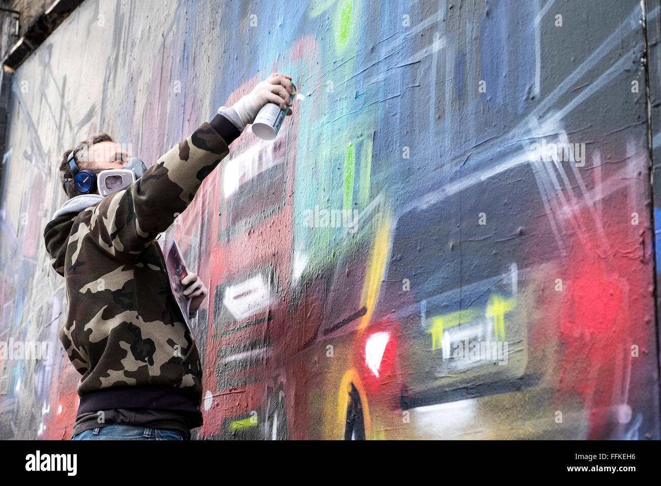 Londra, Regno Unito. Il 15 febbraio 2016. Graffiti artist Dan Kitchener ( DANK ) al lavoro sul suo ultimo pezzo in Shoreditch, Londra 15/02/2016 Credit: Gary Mather/Alamy Live News Foto Stock