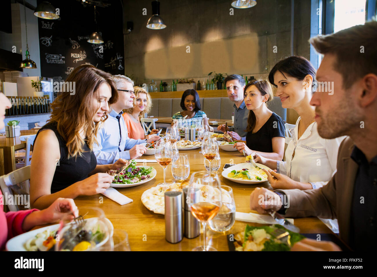 Gruppo di amici a cena in ristorante Foto Stock