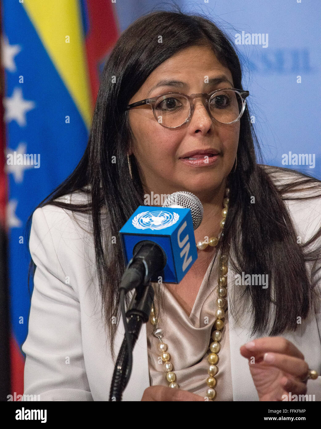 Il Ministro degli Esteri Delcy Rodriguez parla con le Nazioni Unite premere corps. In seguito a un Consiglio di Sicurezza delle Nazioni Unite sessione dedicata alla discussione di pertinenza della Carta delle Nazioni Unite come un quadro per il lavoro del Consiglio, venezuelana il Ministro degli Esteri Delcy Rodriguez ha parlato con il corpo di stampa a livello di Consiglio di sicurezza stakeout presso la sede delle Nazioni Unite. Foto Stock