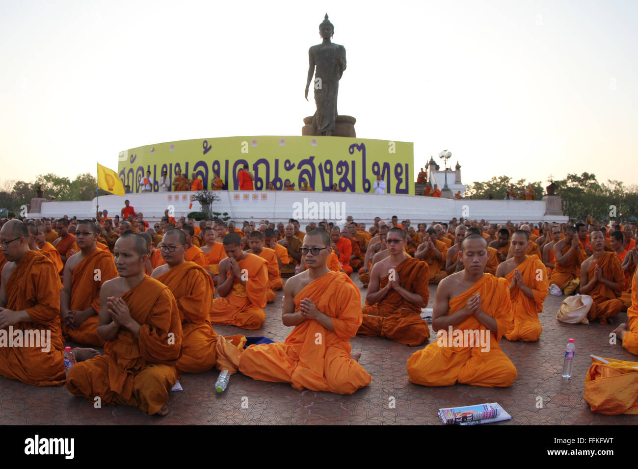 I monaci buddisti sit pregare intorno al Phra Sri thotphon Presidente sakya phutthamonthon suthat dal sostegno pubblico per durante la protesta contro di interferenza dello Stato in affari religiosi all ufficio nazionale del Buddismo in Nakhon Pathom. (Foto byVichan Poti/Pacific Stampa) Foto Stock