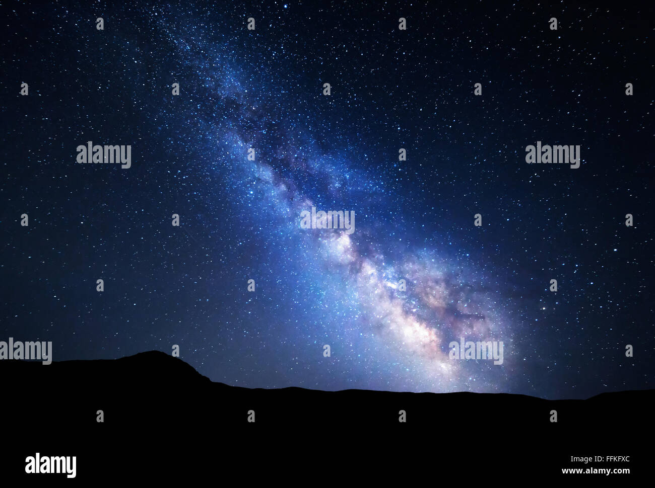 Paesaggio con Via Lattea. Cielo notturno con stelle a montagne. Foto Stock