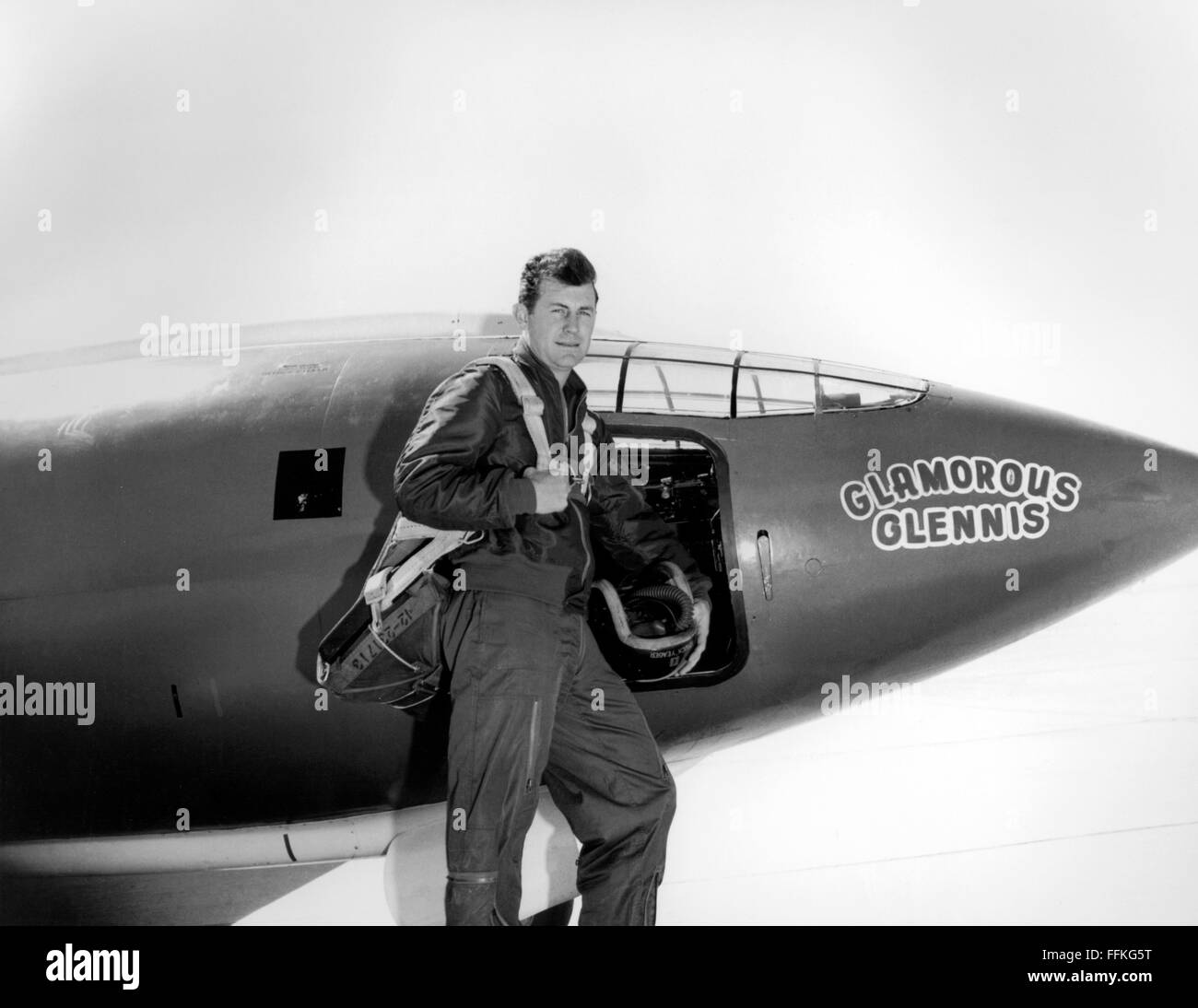 Chuck Yeager. US Air Force pilota Chuck Yeager in piedi nella parte anteriore del Bell X-1 'Glamorous Glennis' in cui egli ha rotto la barriera del suono. Foto c.1947 dalla USAF Foto Stock