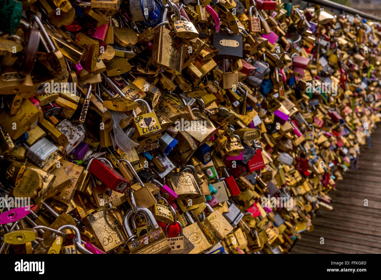 Amore si blocca sul Pont des Arts bridge a Parigi, Francia Foto Stock