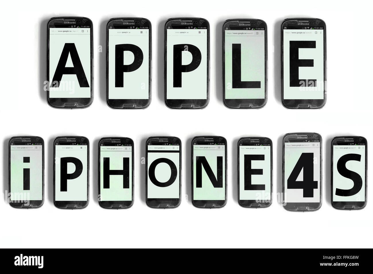 Apple iPhone 4s scritto su schermi di smartphone fotografati contro uno sfondo bianco. Foto Stock