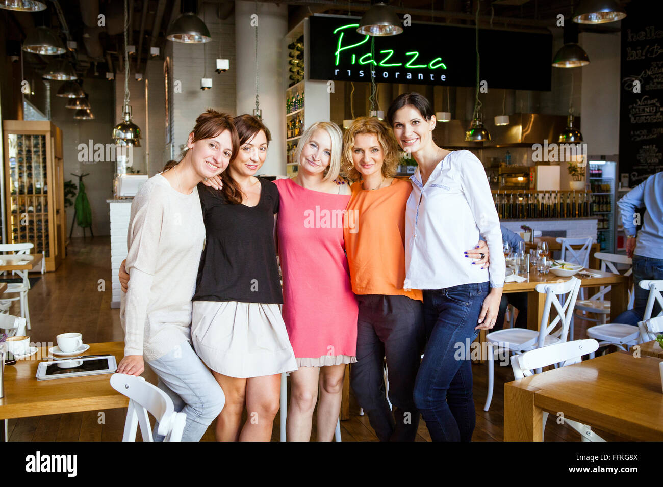 Gruppo di amici a celebrare in ristorante Foto Stock