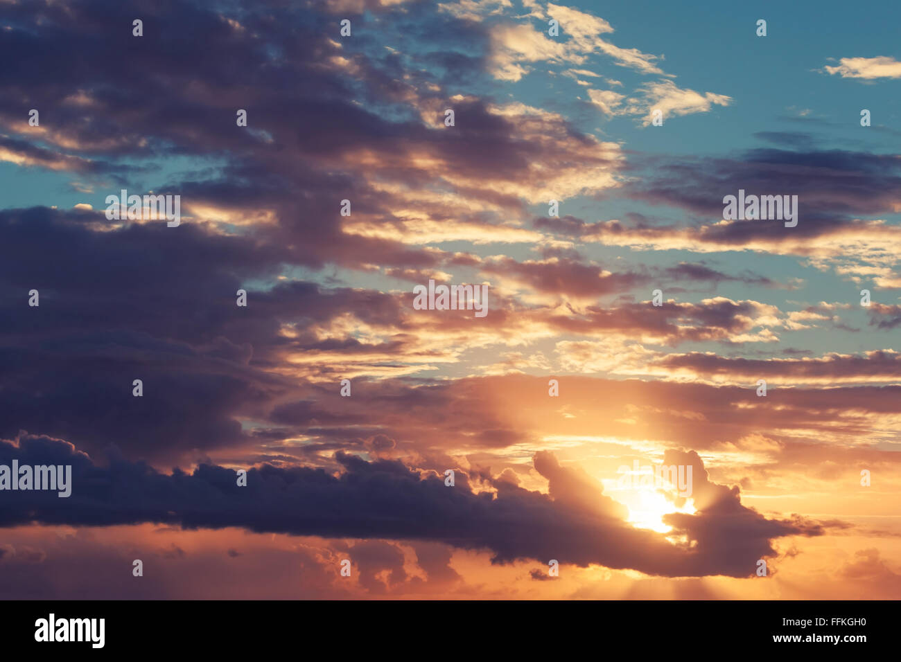 Colorato sunrise sky di rosso le nuvole e sole splendente, la correzione delle tonalità foto effetto filtro Foto Stock