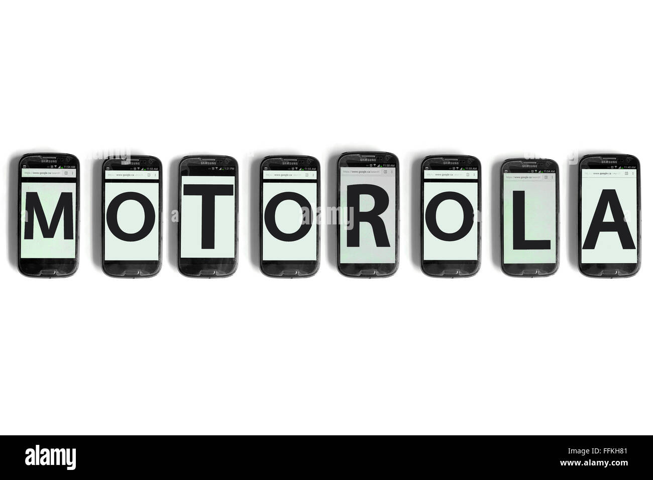Motorola scritto su schermate dello smartphone fotografati contro uno sfondo bianco. Foto Stock