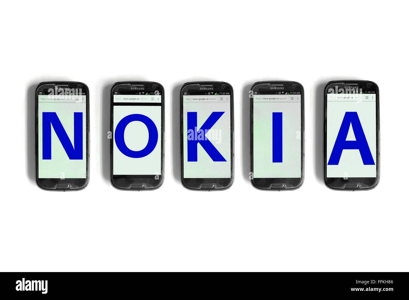 Nokia scritto su schermate dello smartphone fotografati contro uno sfondo bianco. Foto Stock