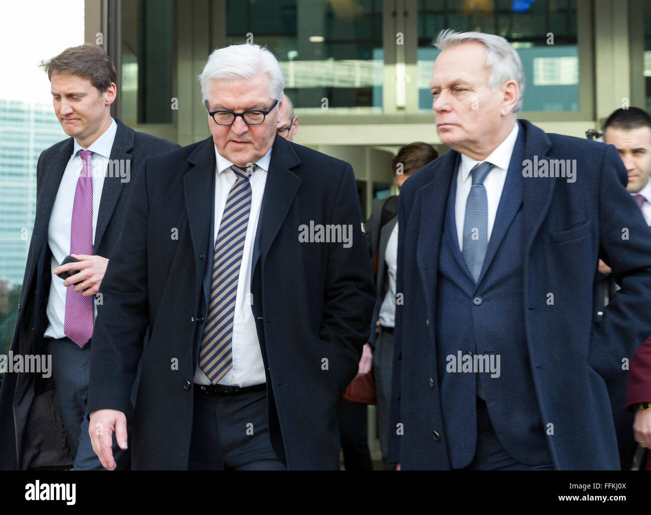 Bruxelles, Belgio, 15 febbraio 2016. -- Il Ministro tedesco degli Affari Esteri Frank-Walter Steinmeier (L) e il ministro francese degli Affari Esteri e dello sviluppo internazionale Jean-Marc Ayrault (R) parlare pur lasciando il Justus Lipsius, il Consiglio europeo, alla fine di un Consiglio affari esteri UE. Foto: Thierry Monasse/dpa - nessun filo SERVICE - Foto Stock