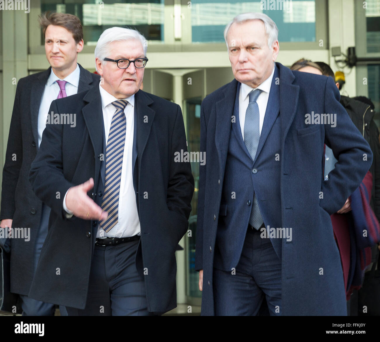 Bruxelles, Belgio, 15 febbraio 2016. -- Il Ministro tedesco degli Affari Esteri Frank-Walter Steinmeier (L) e il ministro francese degli Affari Esteri e dello sviluppo internazionale Jean-Marc Ayrault (R) parlare pur lasciando il Justus Lipsius, il Consiglio europeo, alla fine di un Consiglio affari esteri UE. Foto: Thierry Monasse/dpa - nessun filo SERVICE - Foto Stock