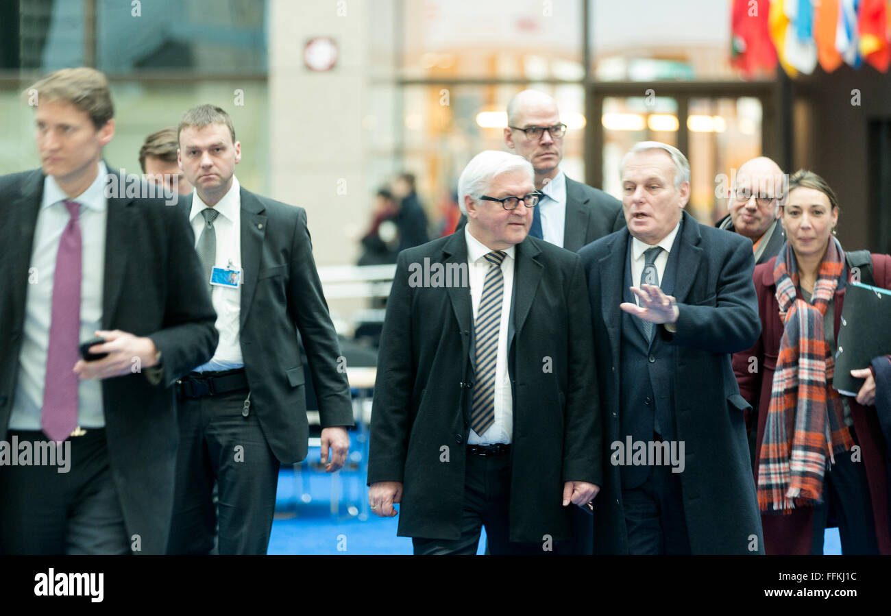 Bruxelles, Belgio, 15 febbraio 2016. -- Il Ministro tedesco degli Affari Esteri Frank-Walter Steinmeier (L) e il ministro francese degli Affari Esteri e dello sviluppo internazionale Jean-Marc Ayrault (R) parlare pur lasciando il Justus Lipsius, il Consiglio europeo, alla fine di un Consiglio affari esteri UE. Foto: Thierry Monasse/dpa - nessun filo SERVICE - Foto Stock
