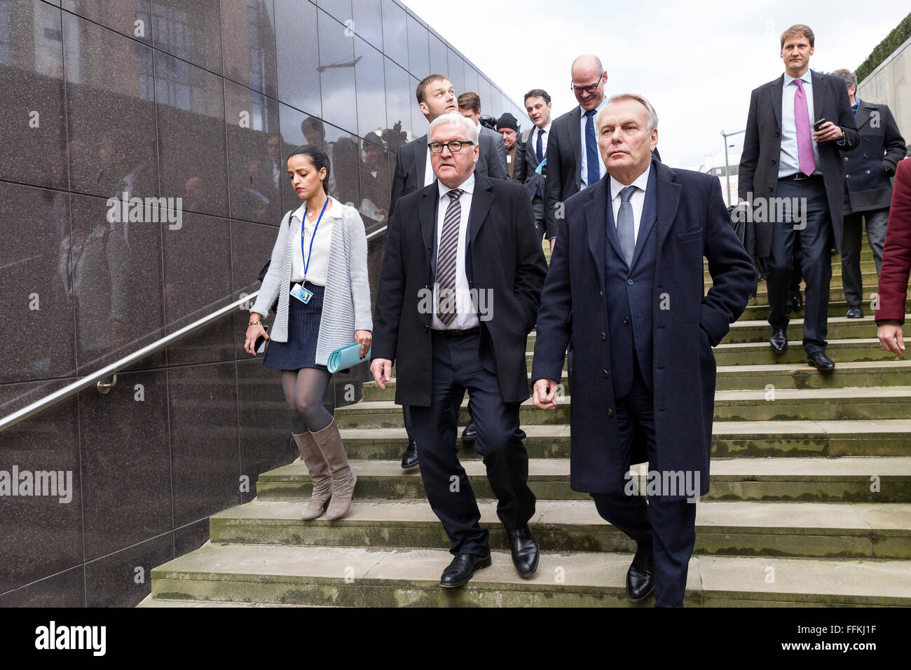 Bruxelles, Belgio, 15 febbraio 2016. -- Il Ministro tedesco degli Affari Esteri Frank-Walter Steinmeier (L) e il ministro francese degli Affari Esteri e dello sviluppo internazionale Jean-Marc Ayrault (R) parlare pur lasciando il Justus Lipsius, il Consiglio europeo, alla fine di un Consiglio affari esteri UE. Foto: Thierry Monasse/dpa - nessun filo SERVICE - Foto Stock