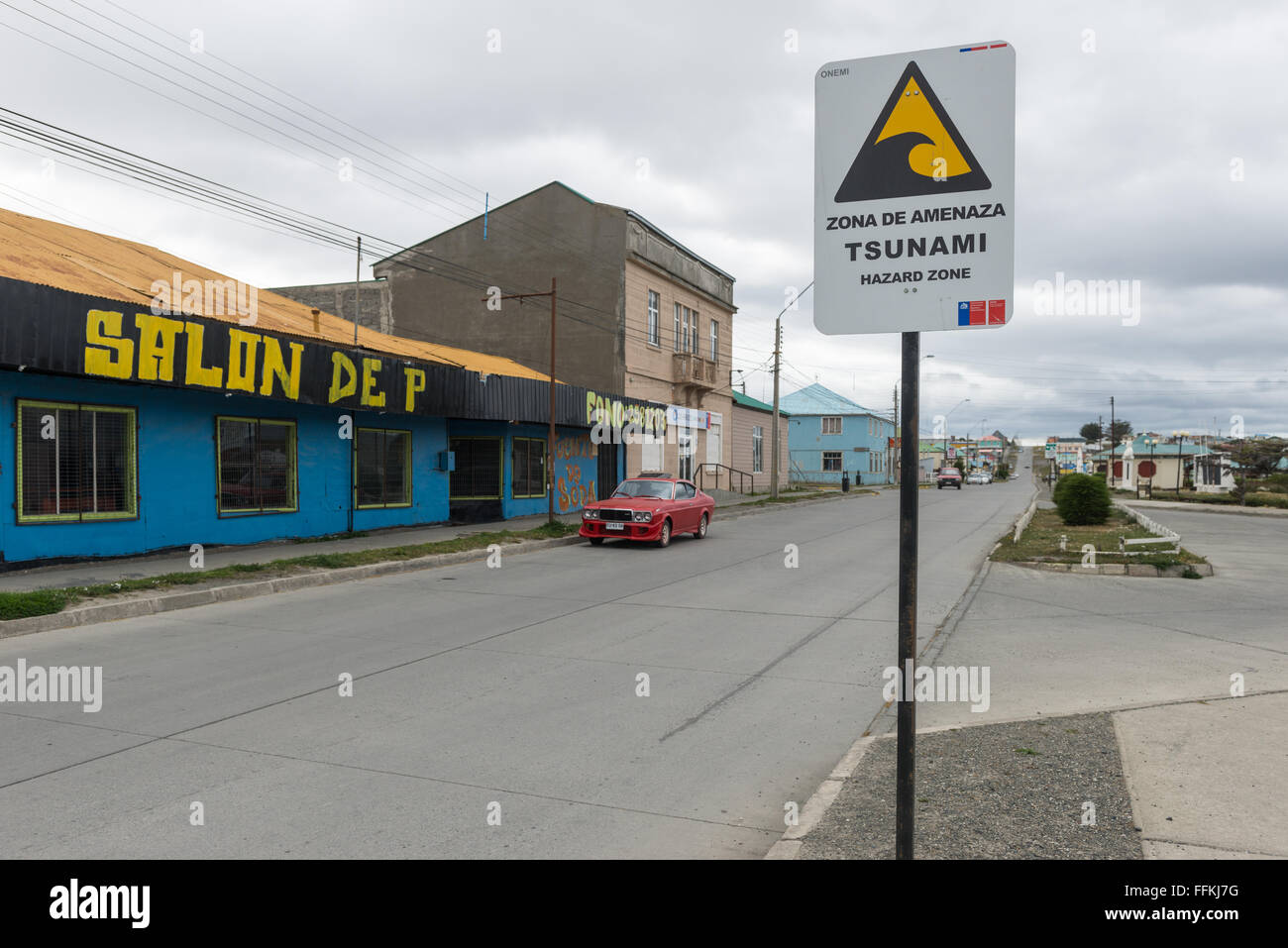 Segno dello Tsunami su una strada in Porvenir, Tierra del Fuego Foto Stock