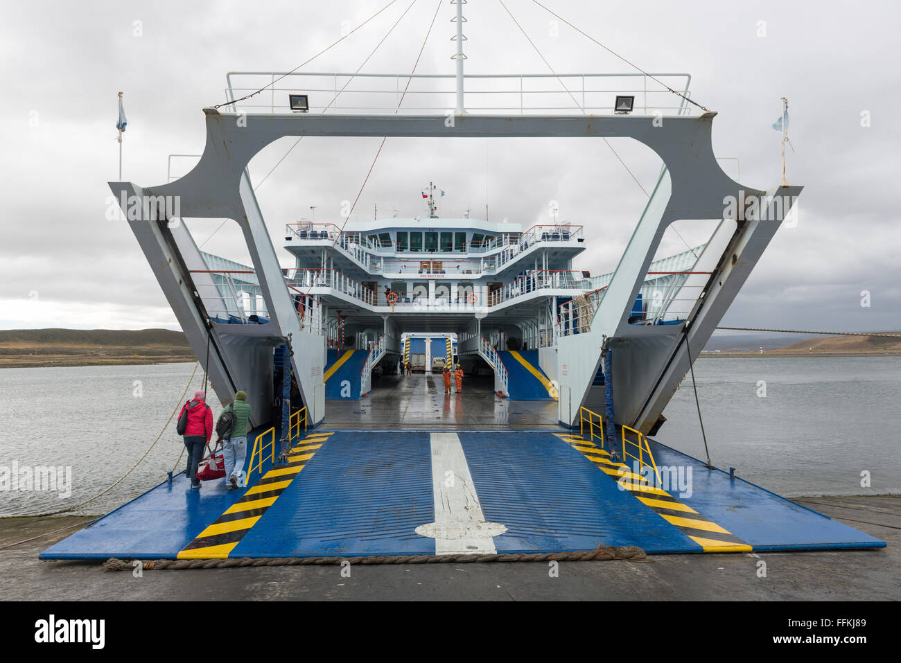 Un traghetto che fa la traversata del Canale di Magellano, a Porvenir, Tierra del Fuego Foto Stock