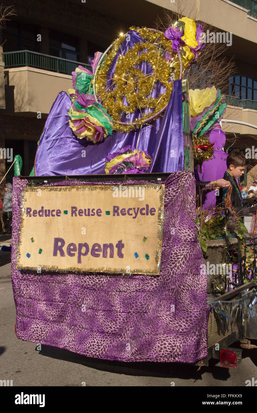 Mardi Gras Parade galleggiante con grandi e colorati ambientale segno con il messaggio a ridurre, riutilizzare e riciclare e pentirsi Foto Stock