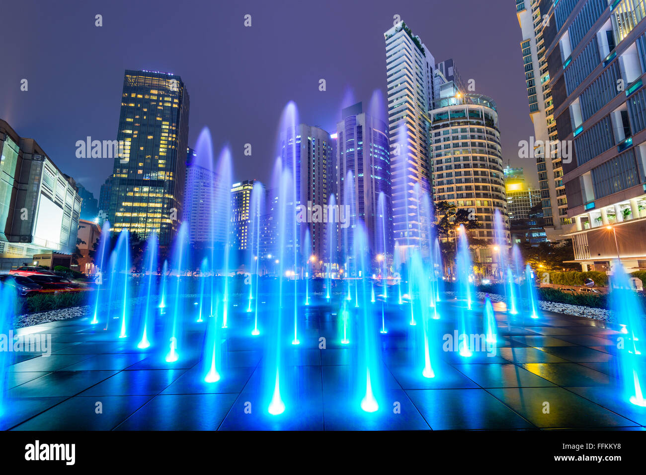 Kuala Lumpur, Malesia notte cityscape e fontana nel quartiere finanziario. Foto Stock