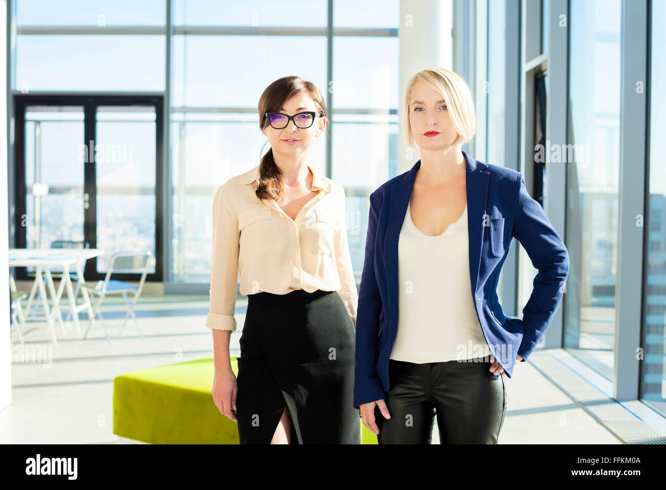 Ritratto di due architetti femmina in ufficio moderno Foto Stock