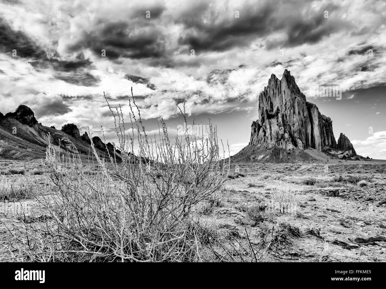 Shiprock dalla distanza - in bianco e nero Foto Stock