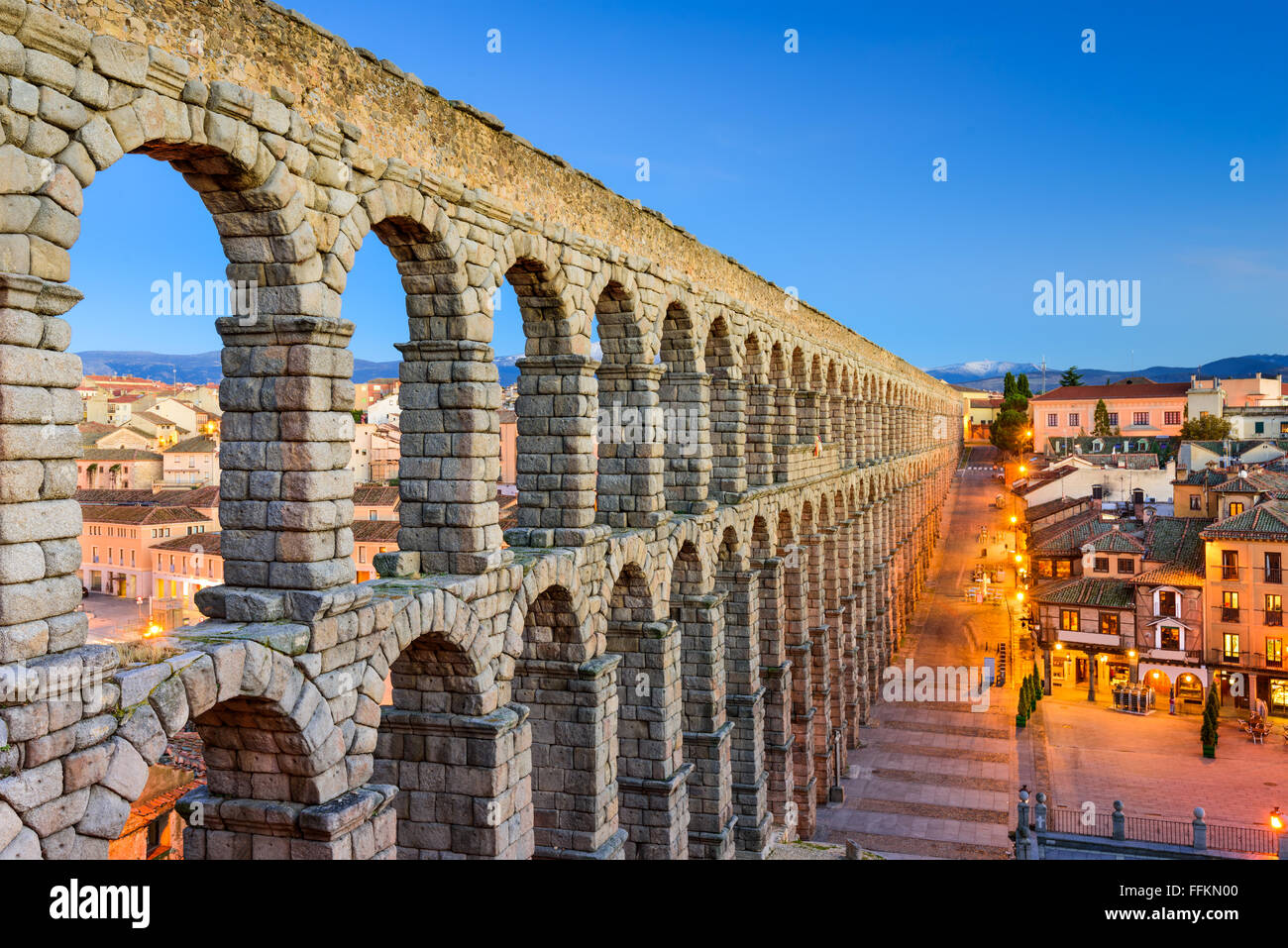 Segovia, Spagna vista città a Plaza del Azoguejo e l'antico acquedotto romano. Foto Stock