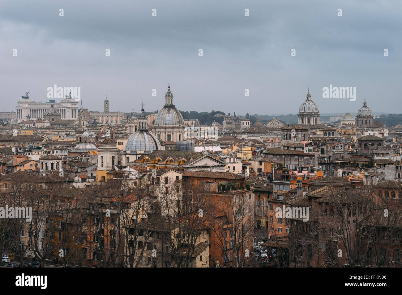 Vista sui tetti di Roma, Italia come visto da Castel Sant'Angelo Su un molto nuvoloso giorno. Foto Stock