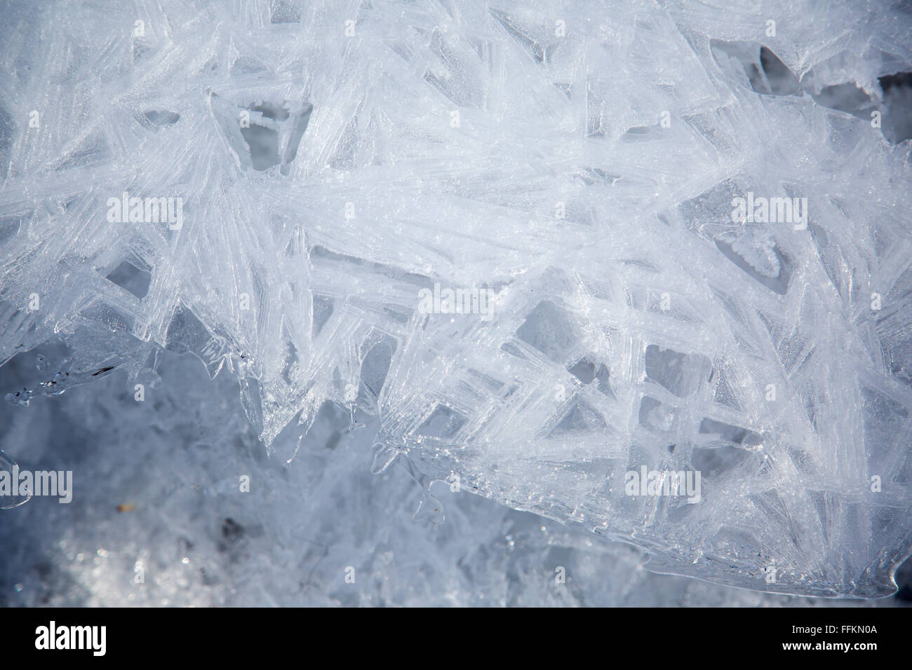 Disegni geometrici nel ghiaccio in un congelati flusso canadese. Foto Stock