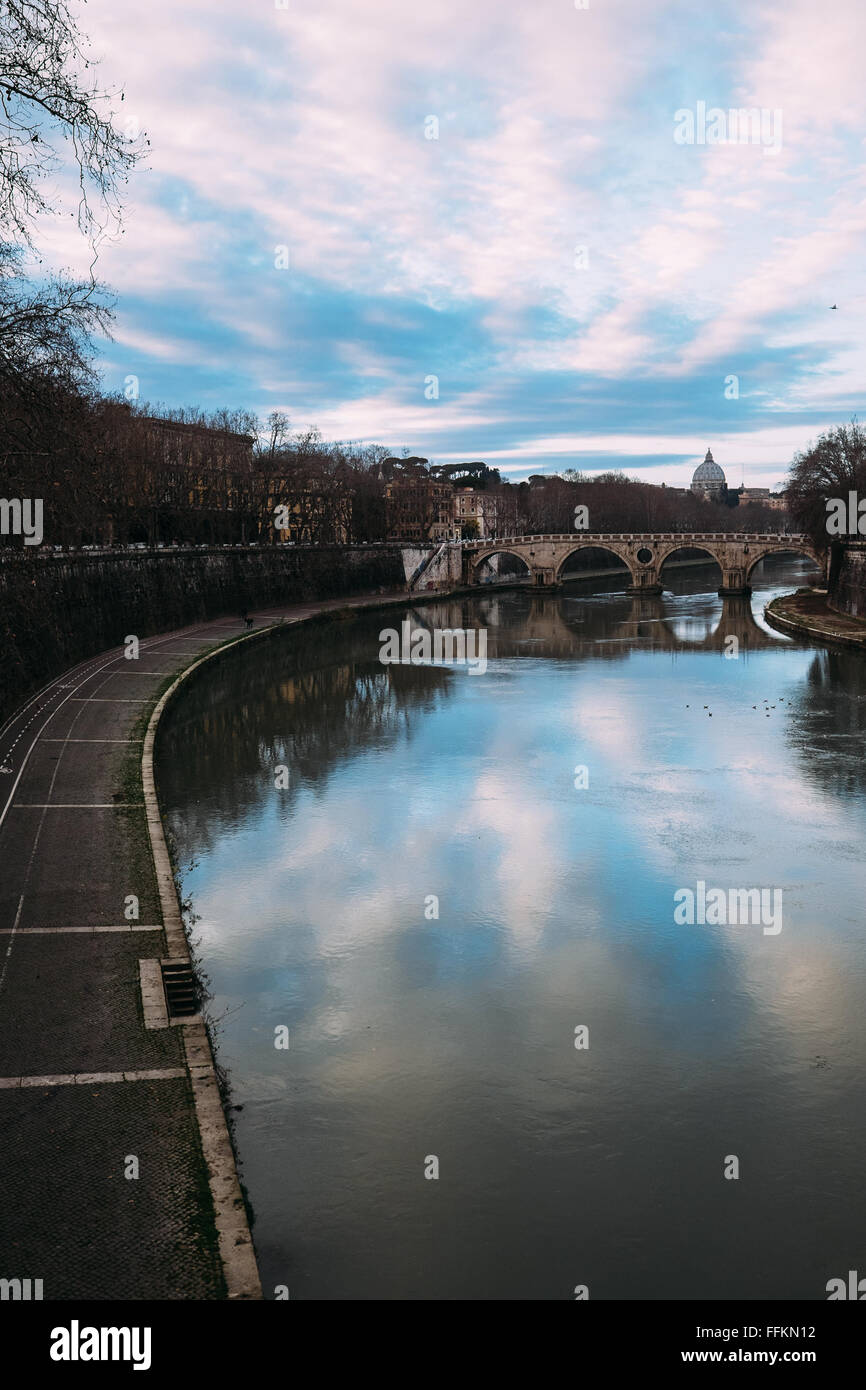 Roma, Italia del fiume Tevere e Ponte Sisto ponte in inverno Foto Stock
