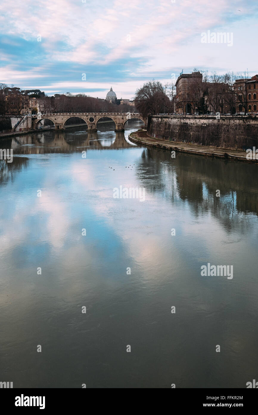 Roma, Italia del fiume Tevere e Ponte Sisto ponte in inverno Foto Stock