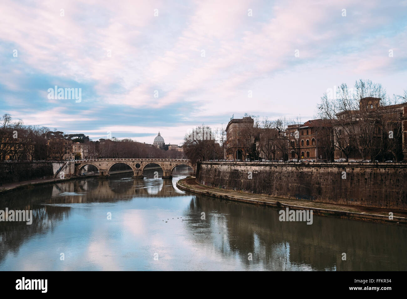 Roma, Italia del fiume Tevere e Ponte Sisto ponte in inverno Foto Stock